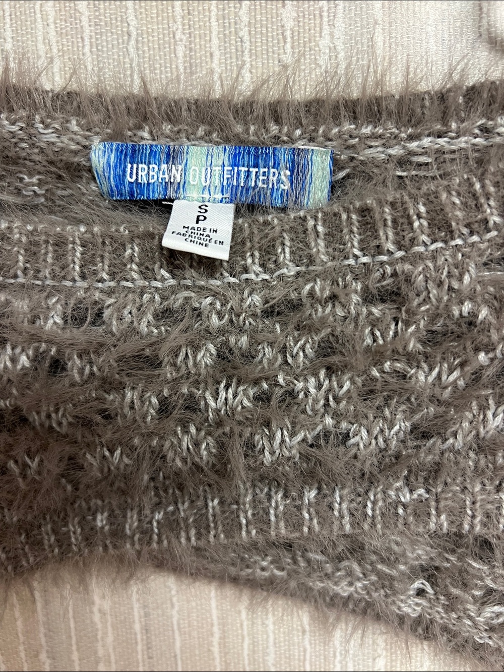 S NWOT Urban Outfitters grey Taupe Fuzzy Cropped Bolero Shrug - Picture 2 of 4